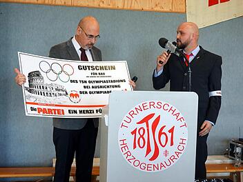 Steffen Moroskow (r.) überreichte Gerd Ankermann schon mal einen Gutschein "Für den Bau des TSH-Olympiastadions bei der Ausrichtung der Olympiade 2040".      Foto: Richard Sänger