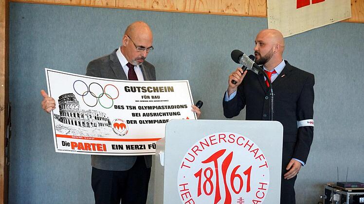 Steffen Moroskow (r.) überreichte Gerd Ankermann schon mal einen Gutschein "Für den Bau des TSH-Olympiastadions bei der Ausrichtung der Olympiade 2040".      Foto: Richard Sänger