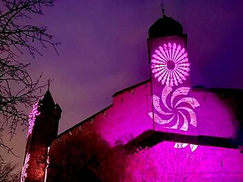 Veste Coburg leuchtet lila Foto: Markus Süße