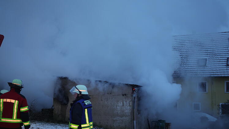 Stall in Flammen: Stallbrand sorgt f&uuml;r Gro&szlig;aufgebot an Einsatzkr&auml;ften