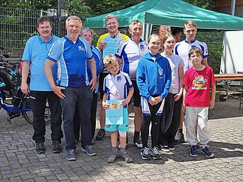Bezirkswanderwart Ingo Sesselmann (links) und die RVC-Vorsitzenden Stefan Fleischmann und Regina Marr (Zweiter und Dritte von links) ehrten die Radlerinnen und Radler aus Oberhaid und Altenkunstadt f&uuml;r die weiteste Anfahrt und die st&auml;rksten Teilne...