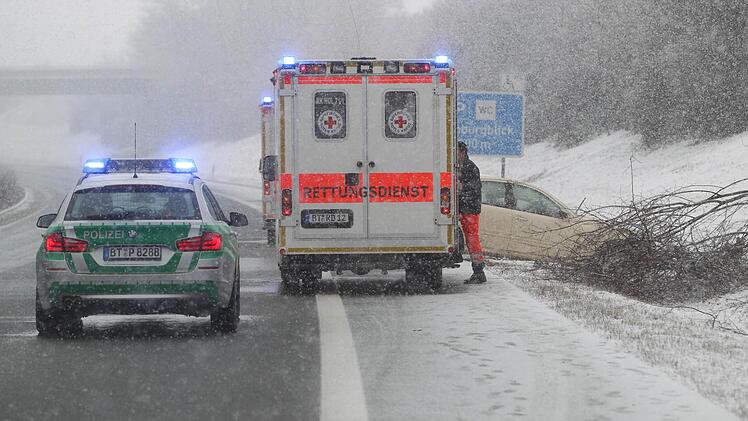 Den Sachschaden am Taxi und an der Bepflanzung schätzt die Polizei auf rund 20.000 Euro- Foto: News5/Herse