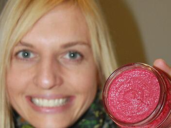 Ein Brotaufstrich der etwas anderen Art, absolut vegan. Seit Wochen ernährt sich Nina Grötsch nun davon. Foto: Diana Fuchs