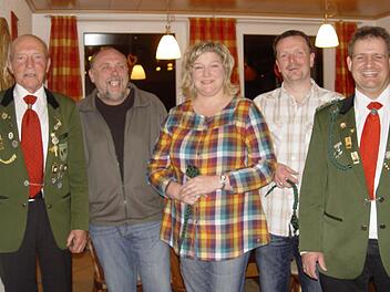 Aktive Schützen wurden ausgezeichnet (von links) Gerd Metz (50 Jahre), Dieter Dittrich (40 Jahre), Silke Schlereth und Günter Goll (25 Jahre). Die Schützenschnüre überreichte Schützenmeister Michael Wimmel (rechts). Foto: Wolfgang Wimmel