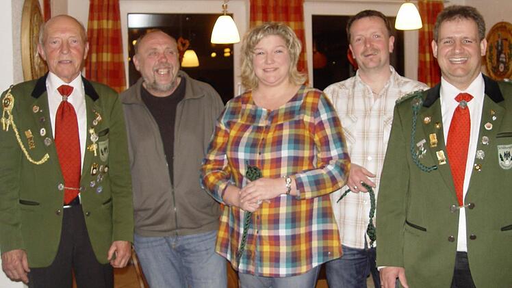 Aktive Schützen wurden ausgezeichnet (von links) Gerd Metz (50 Jahre), Dieter Dittrich (40 Jahre), Silke Schlereth und Günter Goll (25 Jahre). Die Schützenschnüre überreichte Schützenmeister Michael Wimmel (rechts). Foto: Wolfgang Wimmel