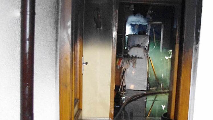 An Türen und Wänden sind die Spuren des Brandes zu erkennen.