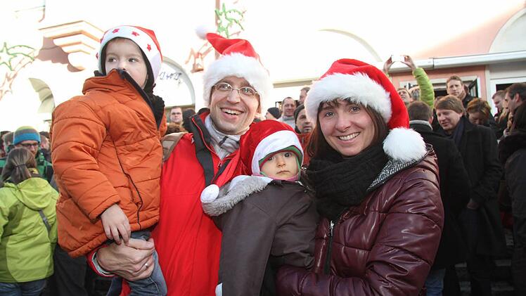 "Unter der Mütze sitzt die Katze", lacht Stefan Grass (38), doch das stimmt natürlich nicht. In die Mütze ist ein Bewegungssensor eingebaut, der dafür sorgt, dass die Mütze zappelt. Der Rest der Familie - Sohn Linus (3), Mama Jasmin (36) und Klein Elena (8) Monate hat ganz normale Nikolausmützen.