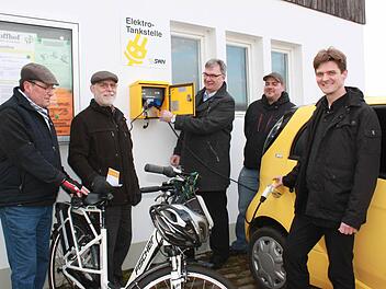 Udo Reg (links) erklärt Rolf Ospel wie sein E-Bike funktioniert. "Wenn man sich mal dran gewöhnt hat, will man gar kein normales Fahrrad mehr." Fotos: Katharina Becht