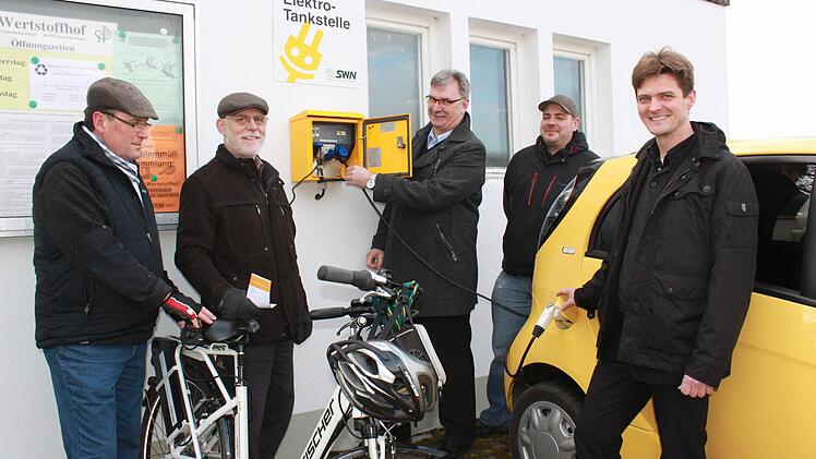 Udo Reg (links) erklärt Rolf Ospel wie sein E-Bike funktioniert. "Wenn man sich mal dran gewöhnt hat, will man gar kein normales Fahrrad mehr." Fotos: Katharina Becht