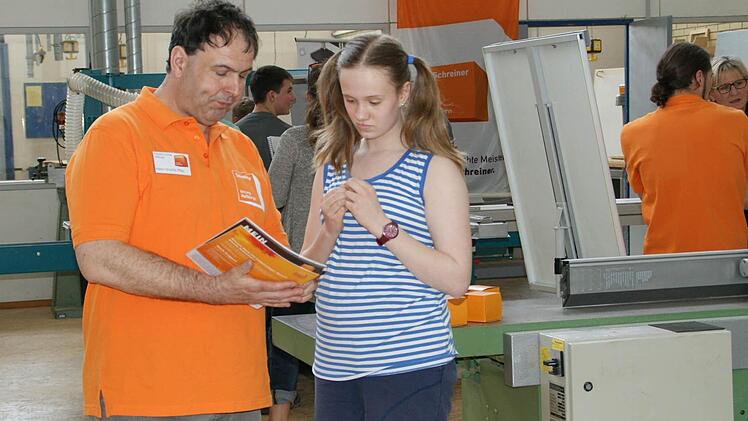 Weibliche Schreiner sind zwar noch nicht selbstverständlich, aber auch nicht die große Ausnahme. Über die vielfältige Arbeit mit dem Werkstoff Holz informierten Hans-Martin Pfau und seine Kollegen von der Schreiner-Innung.