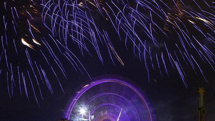Blaues Feuerwerk auf dem Volksfestplatz mit Blick auf das Riesenrad. Ach dieses Jahr zog die Veranstaltung Blaue Nacht viele Besucher an. Auf dem Volksfest gab es blau angeleuchtete Fahrgeschäfte sowie ein blaues Feuerwerk. Foto: News5 / Grundmann