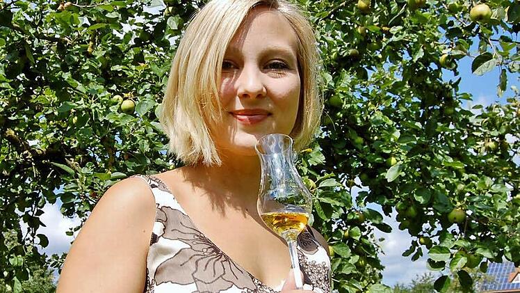 Edelbrandsommelière Franziska Bischof (28) unter einem ihrer Streuobst-Apfelbäume.  Foto: Sigismund von Dobschütz