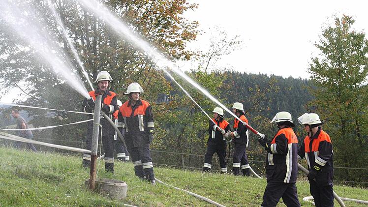 Die Freiwillige Feuerwehr Neuengrün nahm in Wellesberg den Erstangriff vor. Foto: Alexander Löffler