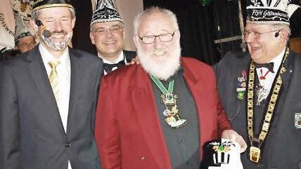 Manfred Heckel (dritter v. links) erhielt den Schmalzkübel. Foto: Thomas Weichert