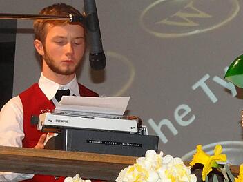 Schlagzeuger Johannes Kaffer hatte bei der Zugabe an der Schreibmaschine seinen Spaß. Mit "The Typewriter" verabschiedete sich das Blasorchester Ebern von seinen Zuhörern. Fotos: Johanna Eckert