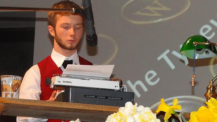 Schlagzeuger Johannes Kaffer hatte bei der Zugabe an der Schreibmaschine seinen Spaß. Mit "The Typewriter" verabschiedete sich das Blasorchester Ebern von seinen Zuhörern. Fotos: Johanna Eckert
