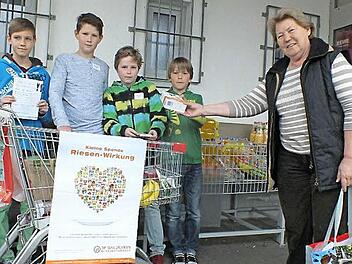 Die Herzogenauracher Firmlinge sammelten am Ausgang des Supermarktes die Lebensmittelspenden ein, um die sie am Eingang gebeten hatten. Foto: Manfred Welker