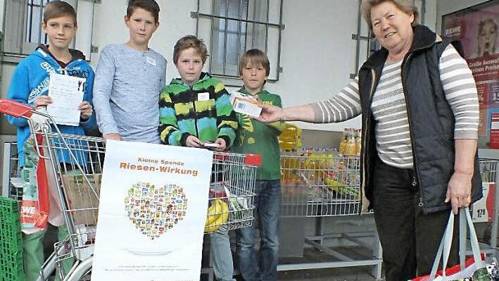 Die Herzogenauracher Firmlinge sammelten am Ausgang des Supermarktes die Lebensmittelspenden ein, um die sie am Eingang gebeten hatten. Foto: Manfred Welker