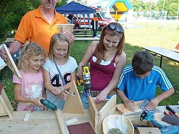 Unter der Mithilfe von Reiner Kestel, dem Vorsitzenden des Obst- und Gartenbauvereines, war Basteln angesagt. Die Kinder bauten einen Nistkasten.  Foto: Lothar Weidner