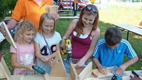 Unter der Mithilfe von Reiner Kestel, dem Vorsitzenden des Obst- und Gartenbauvereines, war Basteln angesagt. Die Kinder bauten einen Nistkasten.  Foto: Lothar Weidner