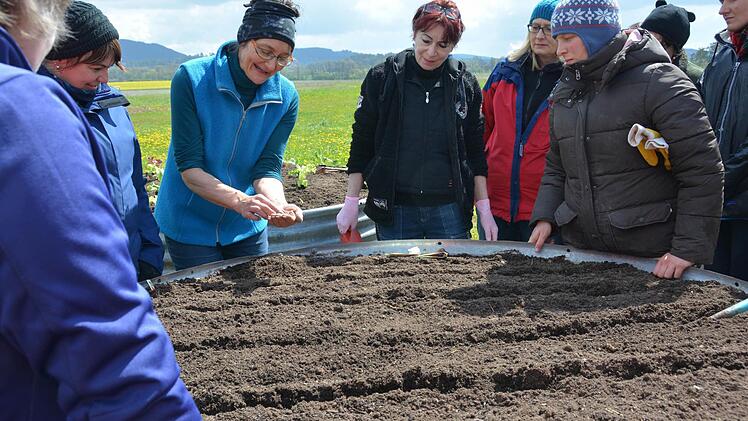 Praxisstunde für Gartenbau im Hausgarten Foto: Dagmar Besand