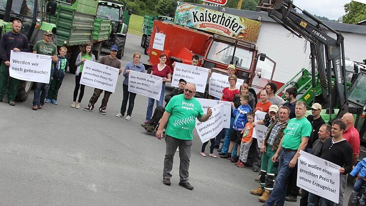 Zuerst demonstrierten die Bauern um Kreisobmann Erwin Schwarz (Mitte) auf dem Schützenplatz.  Foto: Andreas Schmitt