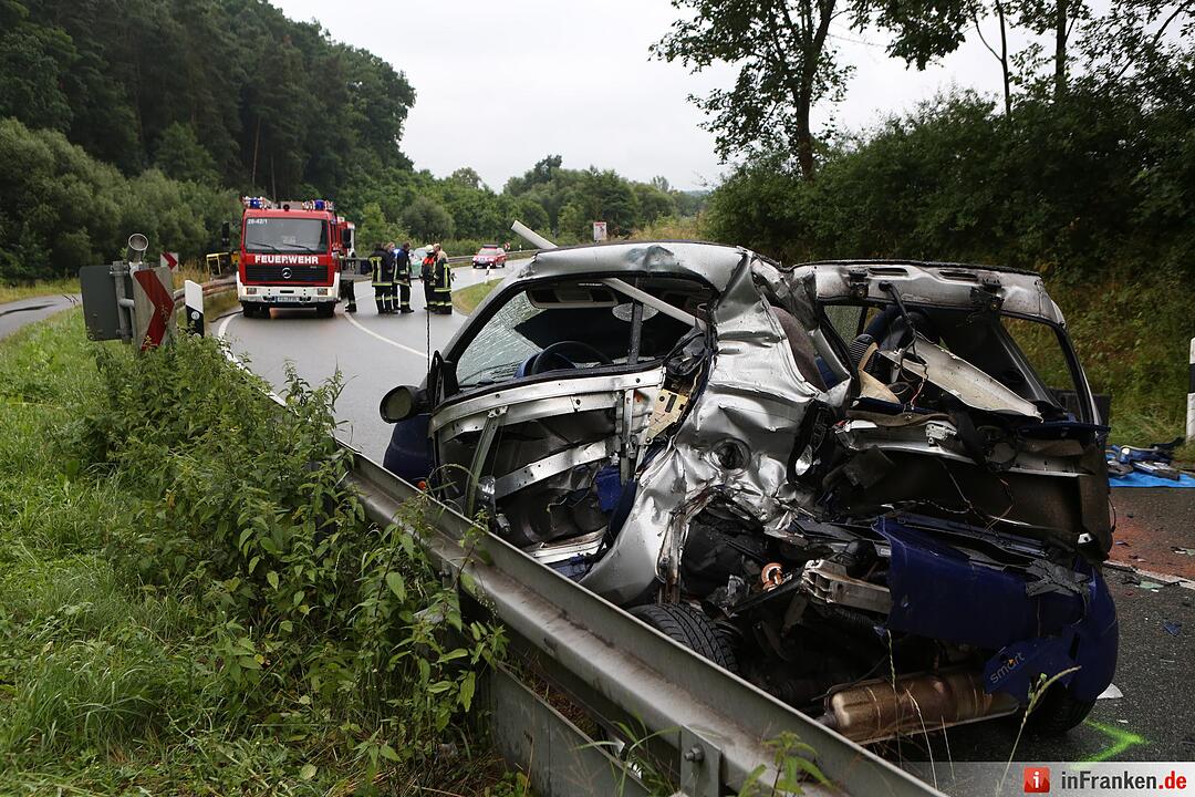 Smart schleudert in entgegenkommenden Lkw - Autofahrer stirbt am Unfallort