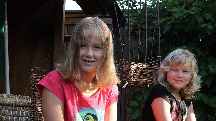 Annemarie und Magdalena Güthlein haben ihre selbst gemachten Stühle zuhause im Garten gleich einmal ausprobiert.