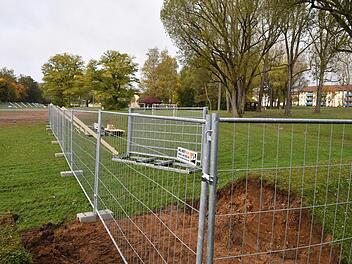 Kleiner Fortschritt für den Bamberger Osten:  Zwischen Birkenallee und Kastanienstraße wird entlang der Aufnahmeeinichtung Oberfranken in neuer Geh- und Radweg gebaut.  Ronald Rinklef