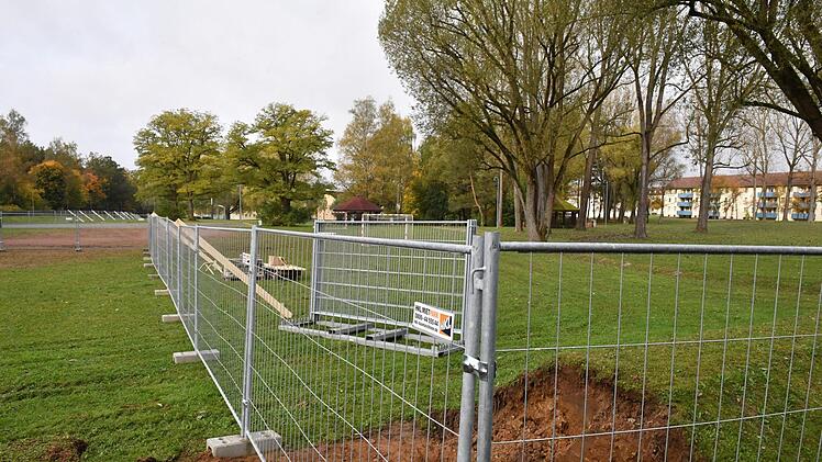Kleiner Fortschritt für den Bamberger Osten:  Zwischen Birkenallee und Kastanienstraße wird entlang der Aufnahmeeinichtung Oberfranken in neuer Geh- und Radweg gebaut.  Ronald Rinklef