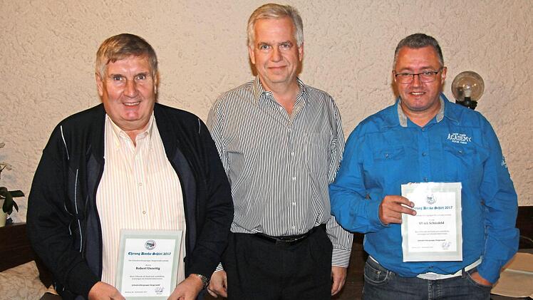 Steigerwalds Schiedsrichter-Obmann Uwe Storch (M.) mit den Geehrten Robert Unzeitig (l.) und Ulrich Schönfeld