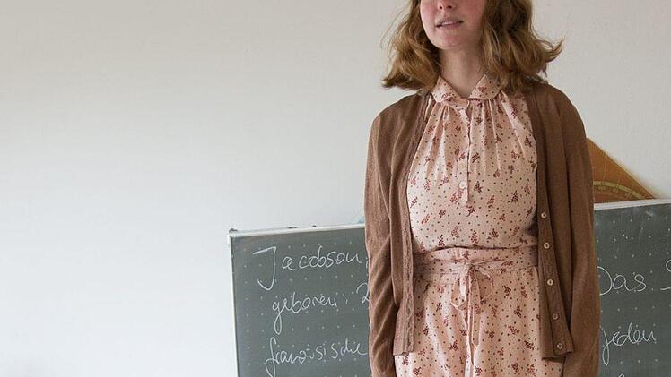 Im neuen Klassenzimmerst&uuml;ck des Landestheaters spielt Annetta Chiantone die Rolle der Louise Jacobson, die als "die franz&ouml;sische Anne Frank" bezeichnet wird. Das St&uuml;ck feierte im Gymnasium Alexandrinum Premiere.Foto: Sylvain Guillot