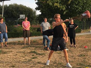 Frauenpower: Powerfrauen am Sportgerät Handtasche. In Gundelsheim wird Handtaschenweitwurf  im Wettbewerb geboten. Foto: A. Schreiber