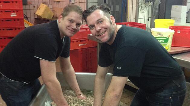Brückenaus Sternwirt Franz-Josef Schäfer (rechts) 2012 beim Teigkneten für "Schäfer's Trüffelleberwurst" im "Gasthof zum Stern". Bei der Produktion half ihm damals sein Koch Christian Take.Schäfer