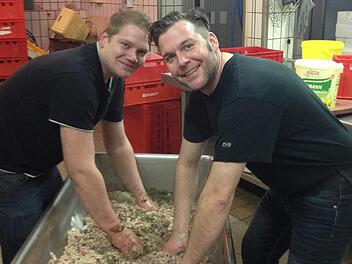 Brückenaus Sternwirt Franz-Josef Schäfer (rechts) 2012 beim Teigkneten für "Schäfer's Trüffelleberwurst" im "Gasthof zum Stern". Bei der Produktion half ihm damals sein Koch Christian Take.Schäfer