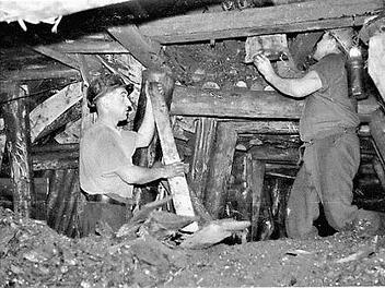 Beschwerlich und gefährlich war die Arbeit der Stockheimer Bergleute unter Tage. Unser Bild zeigt einen zu Bruch gegangenen Stollen, der wieder aufgewältigt wurde. Repro: Gerd Fleischmann