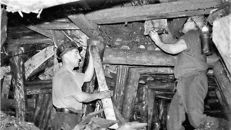 Beschwerlich und gefährlich war die Arbeit der Stockheimer Bergleute unter Tage. Unser Bild zeigt einen zu Bruch gegangenen Stollen, der wieder aufgewältigt wurde. Repro: Gerd Fleischmann