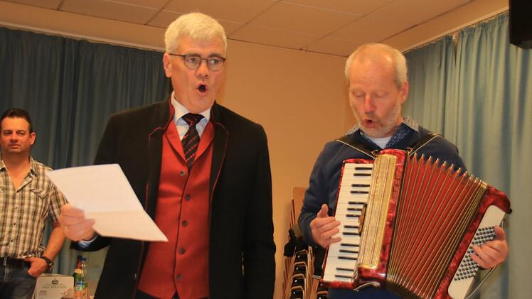 Das Lied "Und wenn er wirklich wiederkäm'" trugen Bürgermeister Bernhard Storath (CSU) und Gemeinderat Otto Weidner (B90/Grüne) bei der feierlichen Jahresschlussfeier des Marktgemeinderats Ebensfeld im Eggenbacher Jugendheim vor. Foto: Matthias Einwag