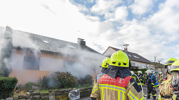 Zwei Menschen wurden bei einem Brand im Kreis Neustadt an der Aisch-Bad Windsheim verletzt.