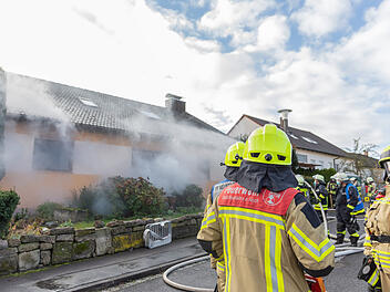 Zwei Menschen wurden bei einem Brand im Kreis Neustadt an der Aisch-Bad Windsheim verletzt.