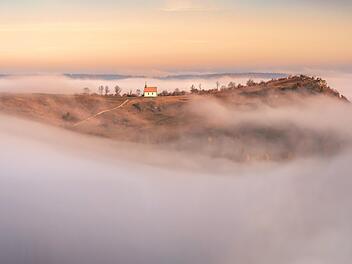 Das Walberla im Nebel – das Siegerfoto mit dem Titel „Raumschiff Walberla“ stammt von Birgit Horvath.