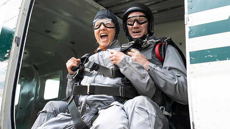 Nina (Cordelia Wege, mit David Bredin) l&auml;sst sich auf einen Tandemsprung ein.