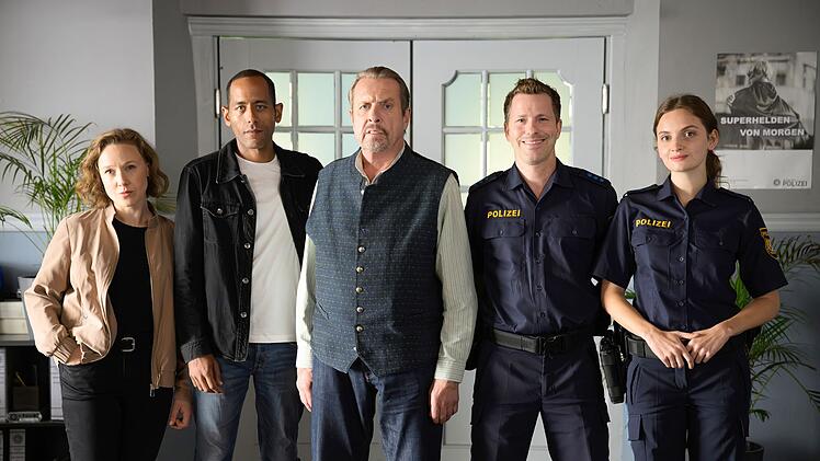Die beliebte Vorabendserie "Watzmann ermittelt" startet in die siebte Staffel. Mit dabei (von links): Sophia Strasser (Katharina Leonore Goebel), Jerry Paulsen (Peter Marton), Benedikt Beissl (Andreas Giebel), Max Ruffer (Nepo Fitz) und Franziska Behrend (Paulina R&uuml;mmelein).