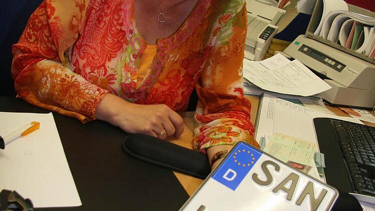 "Das ist ein historischer Moment", findet Susanne Roß und händigt Karl Paul Kuhnert nicht nur die Papiere aus, sondern auch noch Gratispralinen