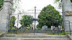 Zur Sanierung des Friedhofstores will man der evang. Kirchengemeinde einen Zuschuss geben.