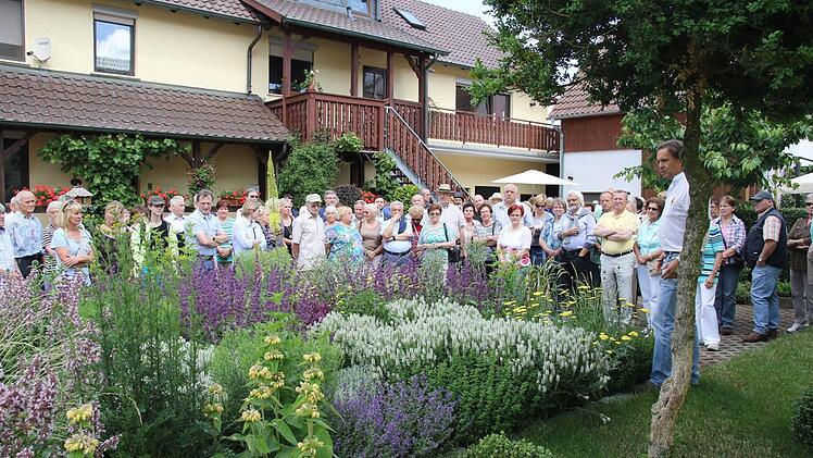 Die offizielle Eröffnung fand im Vorgarten von Peter Janson statt. Foto: Michael Stelzner