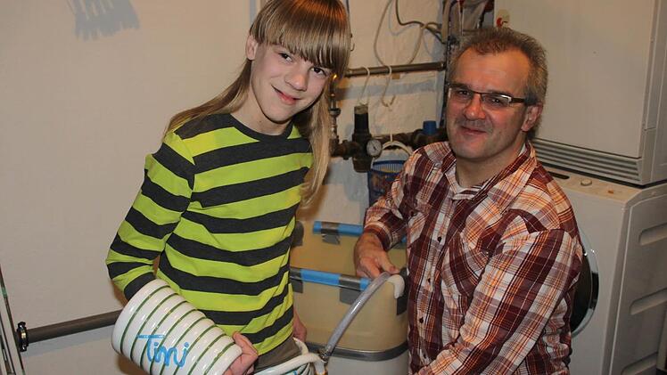 Tim Werner präsentiert das von Vater Harald für ihn gebaute Massagegerät.  Fotos: Andreas Schmitt