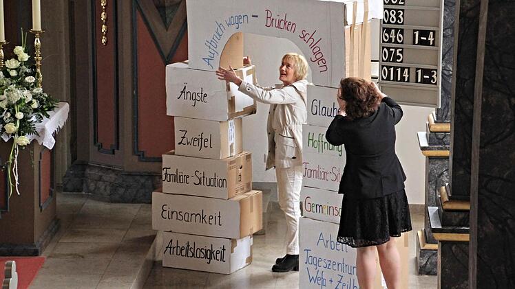 Mit Sorgen, Zweifeln und Ängsten, die auf "Bausteinen" vermerkt waren," aber auch Hoffnung und Glauben wurde gewagt, eine Brücke zu bauen. Es gelang eindrucksvoll. Foto: Helmut Will