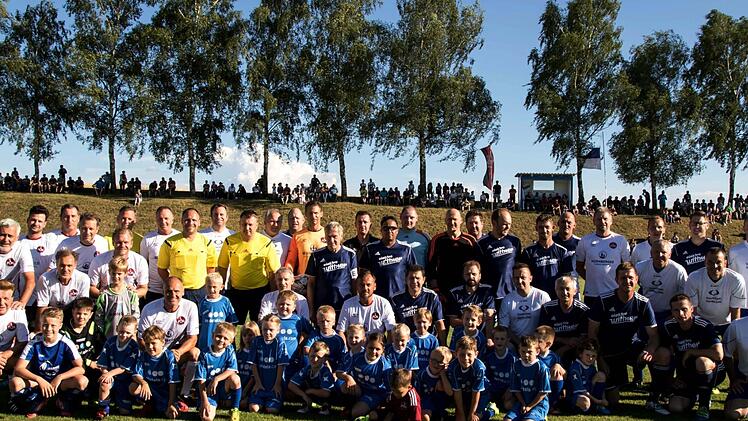 Gruppenbild mit Altstars. Die Clubberer mit den Kleukheimern.