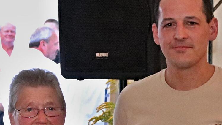 Elisabeth Roth wurde vom Vorsitzenden des OGV Dürrenried, Martin Schramm, zum Ehrenmitglied ernannt.